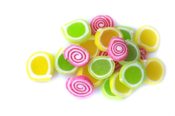 Красочные конфеты в полоску на белом фоне — стоковое фото
