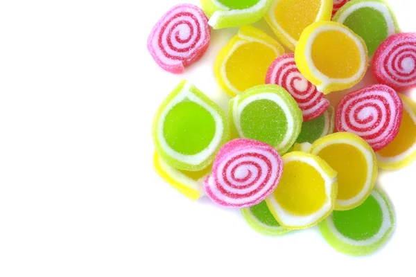 Красочные конфеты в полоску на белом фоне — стоковое фото