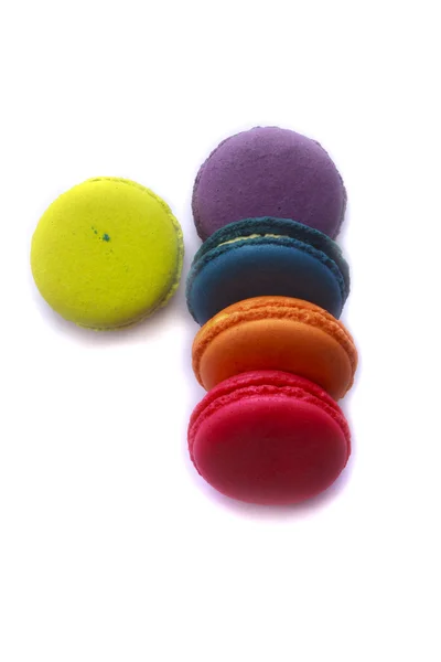 Macarons colorés isolés sur fond blanc — Photo