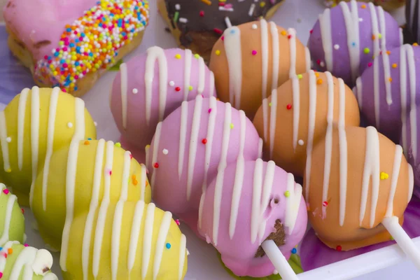 Bunte und leckere Donuts auf weißem Hintergrund — Stockfoto