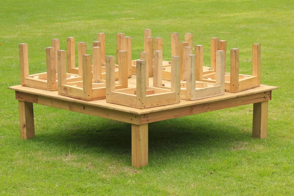 Houten tafel in park — Stockfoto