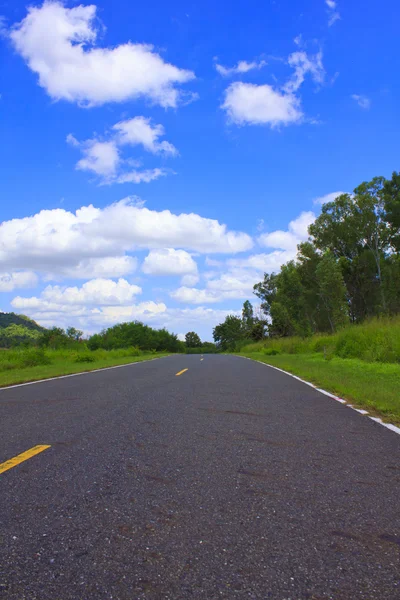 Vackra landsbygden vägen under blå himmel — Stockfoto