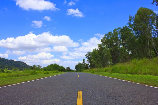 Hermoso camino rural bajo el cielo azul — Foto de Stock