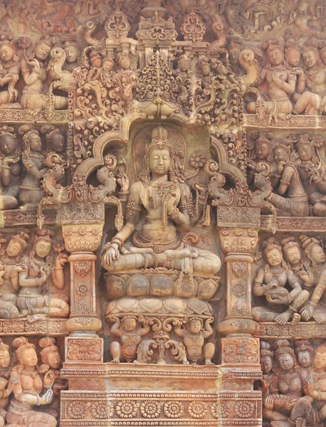 Detalhes de escultura de arenito na parede de Angkor wat — Fotografia de Stock