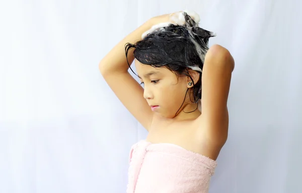 Asyalı kız saçını şampuanlama — Stok fotoğraf