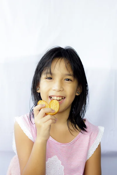 Roztomilá Asiatka jíst chléb snímku — Stock fotografie
