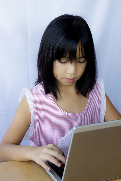 亚洲年轻女孩玩她的笔记本电脑 — 图库照片