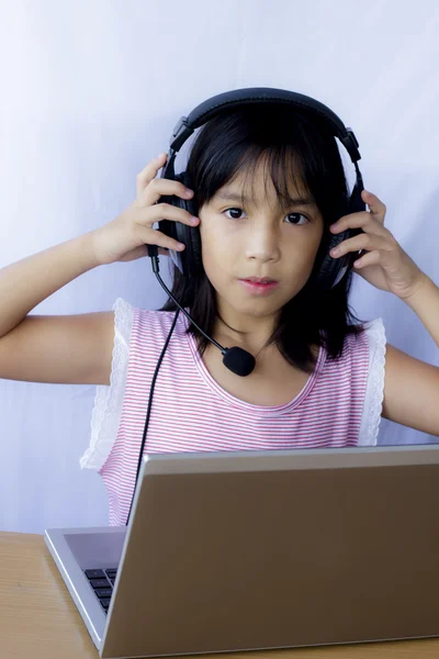 Menina asiática brincando com seu laptop — Fotografia de Stock