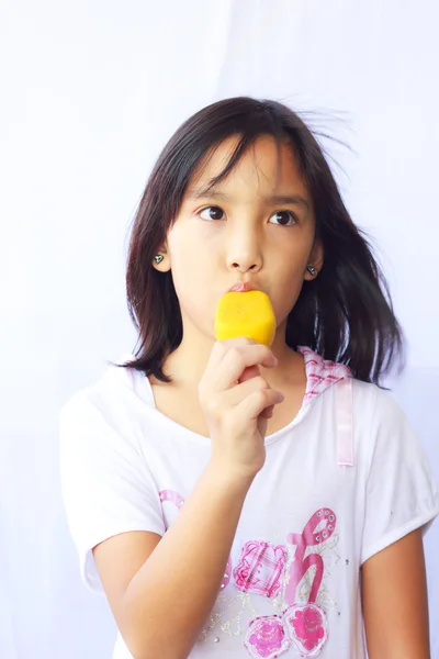 Jonge mooie Aziatische meisje eten heerlijke ijs, geïsoleerd — Stockfoto