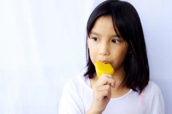 Giovane bella ragazza asiatica mangiare delizioso gelato, isolato — Foto Stock