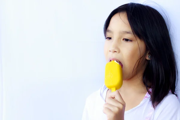 Giovane bella ragazza asiatica mangiare delizioso gelato, isolato — Foto Stock