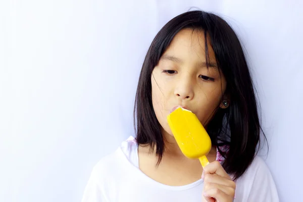 Giovane bella ragazza asiatica mangiare delizioso gelato, isolato — Foto Stock