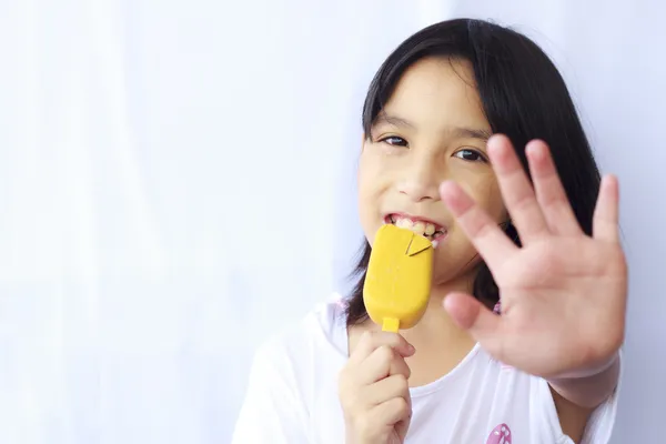 Giovane bella ragazza asiatica mangiare delizioso gelato, isolato — Foto Stock