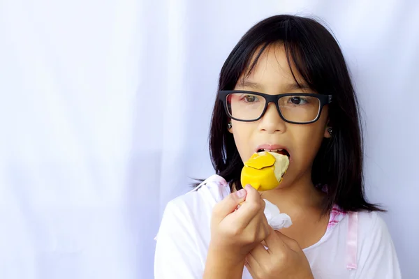 美しいアジア人の少女分離おいしいアイスクリームを食べる — ストック写真