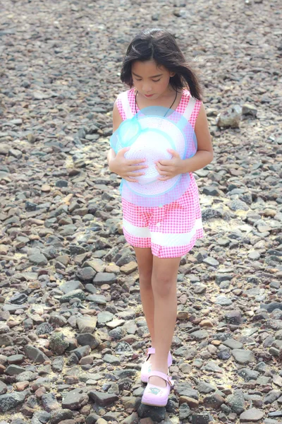 Malá Asijská dívka chůze na pláž — Stock fotografie