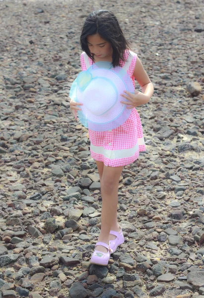 Kleine asiatische Mädchen zu Fuß zum Strand — Stockfoto
