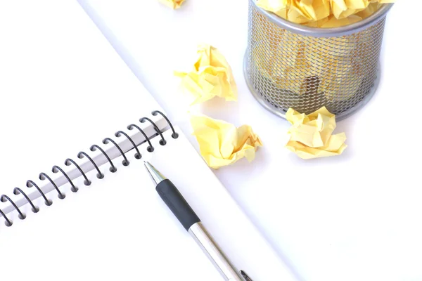Lápis com caderno amassado e papel sobre lixo — Fotografia de Stock