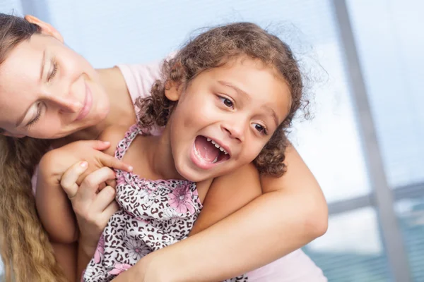 Famiglia giocosa — Foto Stock