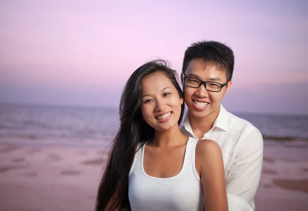 Couple heureux sur la plage — Photo