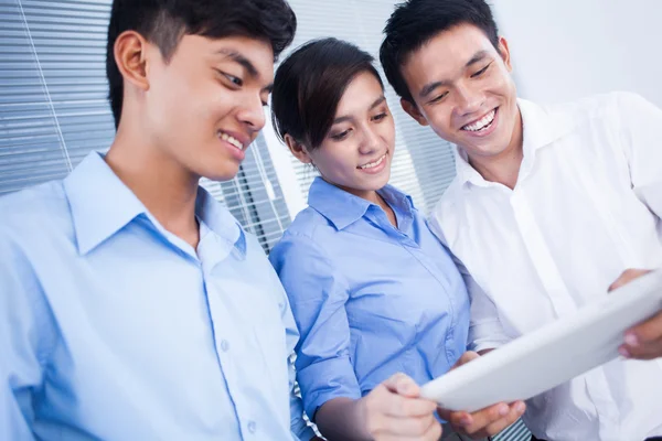 Equipe de negócios com tablet digital — Fotografia de Stock