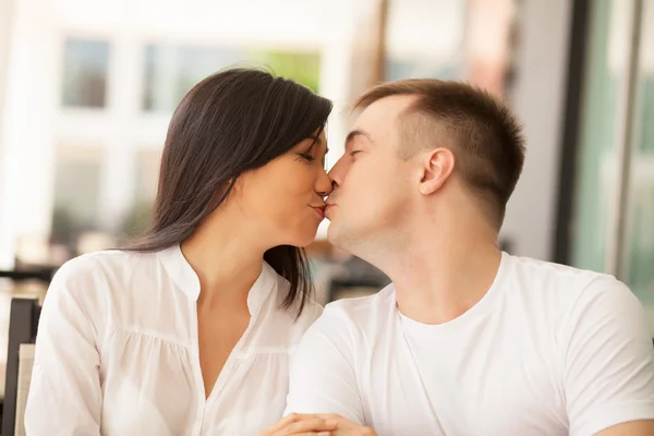 Kissing lovers — Stock Photo, Image