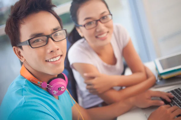 Adolescentes em casa — Fotografia de Stock