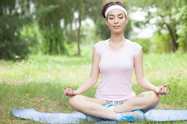 Meditar al aire libre — Foto de Stock