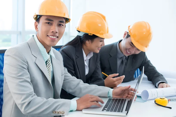 Ingenieurs op werkplek — Stockfoto