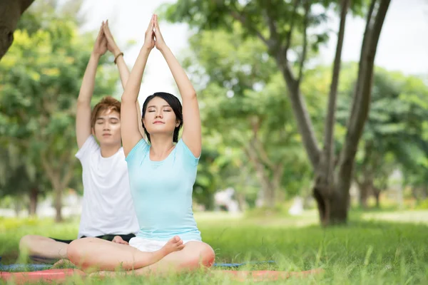 Yoga för två — Stockfoto