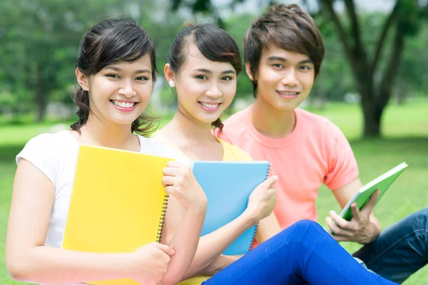 Students outdoors — Stock Photo, Image