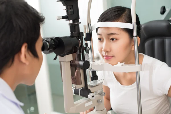 Besuch beim Augenarzt — Stockfoto