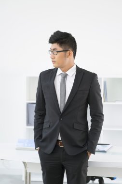 Kendine güvenen poz