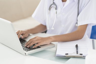 Doktor yazarak