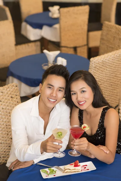 Couple with cocktails — Stock Photo, Image