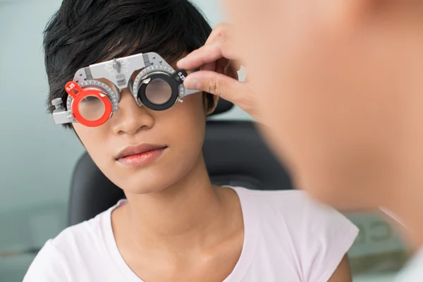 Bezoekende opticien — Stockfoto