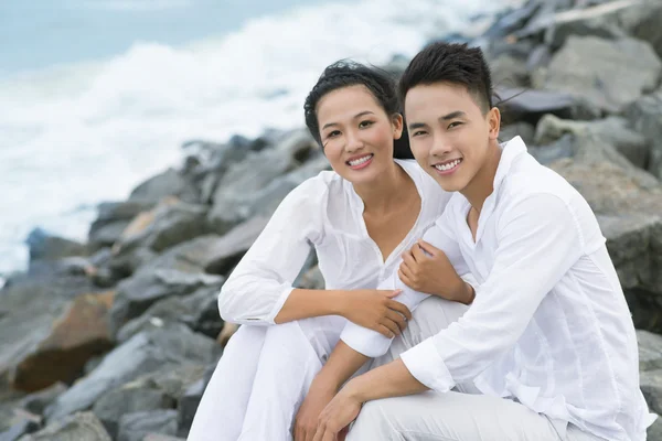 Pareja junto al mar —  Fotos de Stock