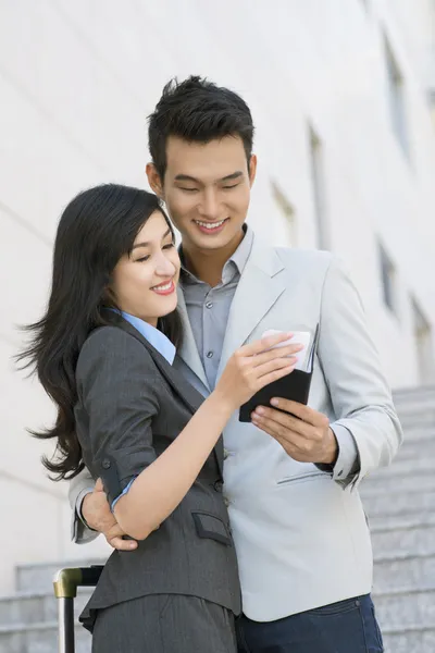 Checking departure time — Stock Photo, Image