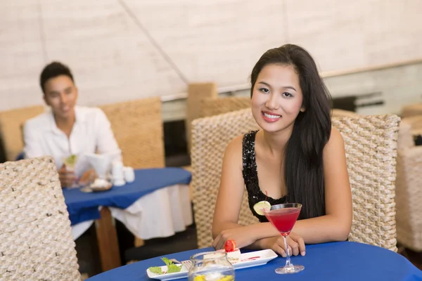 Vrouw in café — Stockfoto