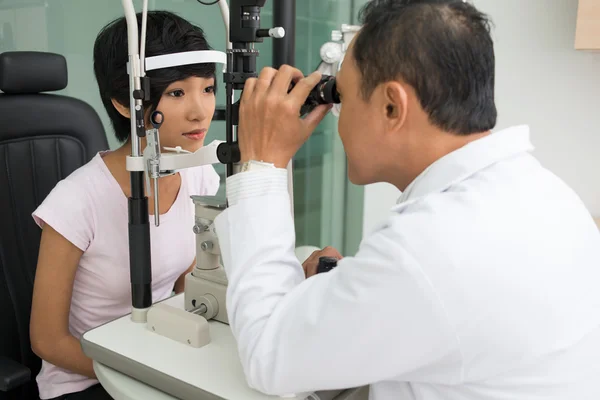 Besuch beim Optiker — Stockfoto