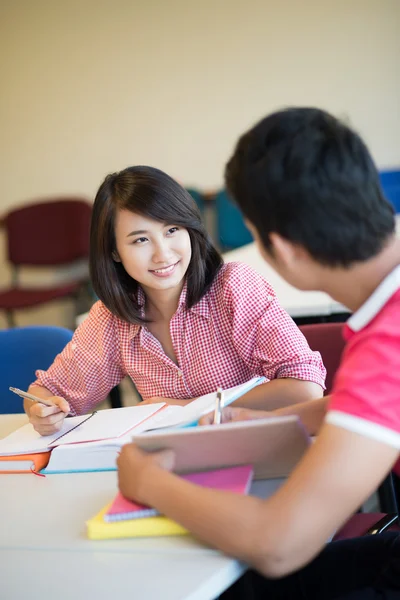 在大学中的同学们 — 图库照片