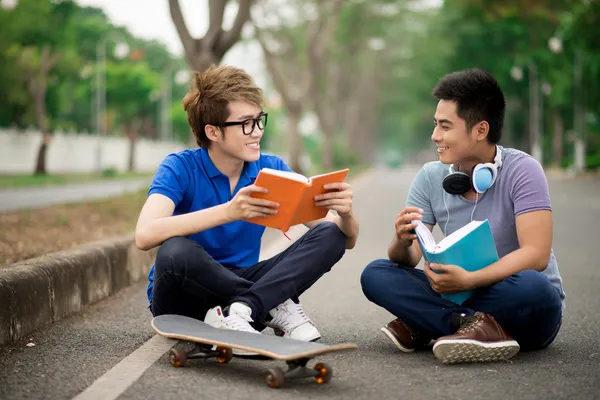 Leitura amigos — Fotografia de Stock