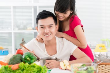 Öğle yemeği için erkek