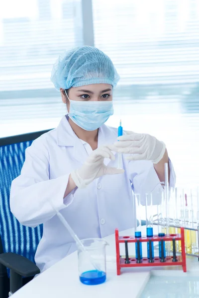 Trabajando en el laboratorio — Foto de Stock