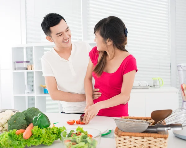Flirt in der Küche — Stockfoto