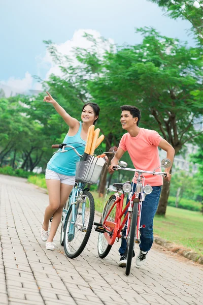 Couple of cyclists — Stock Photo, Image