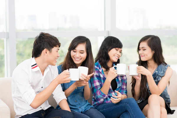 Amigos en casa — Foto de Stock