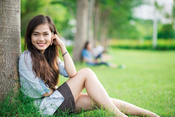 Meisje in het park — Stockfoto