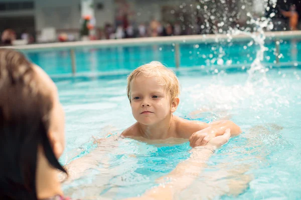 Learning to swim — Stock Photo, Image