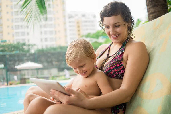 Mãe, filho e touchpad — Fotografia de Stock