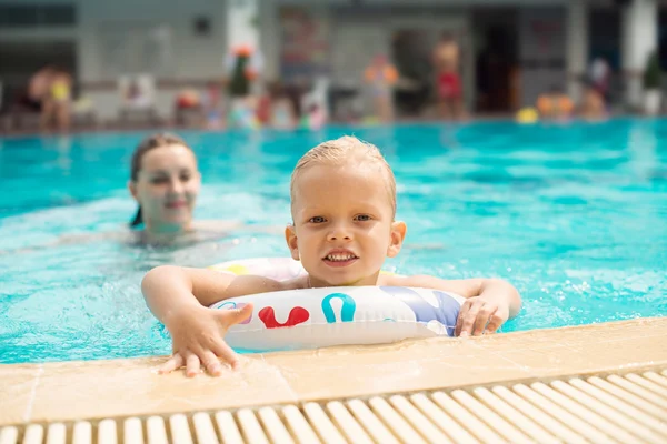 Zwembad buiten — Stockfoto